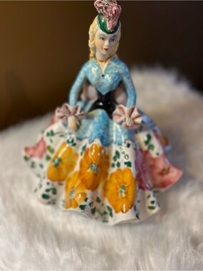 Beautiful Hand-Painted Ceramic Figurine From Italy.. in very good condition.